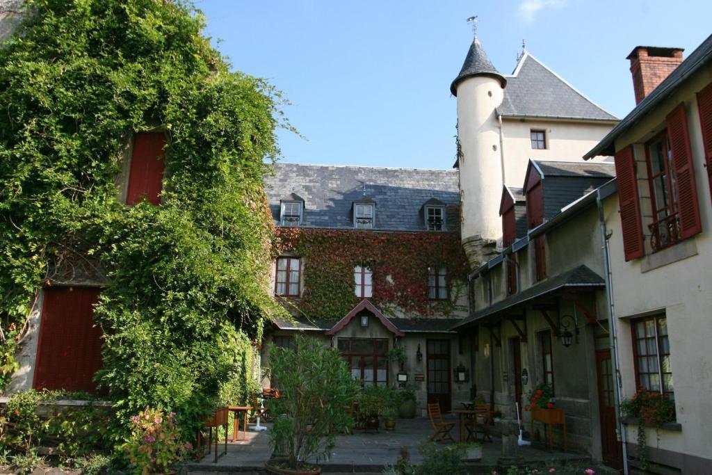 Castel Hotel 1904 Saint-Gervais-dʼAuvergne Exterior foto